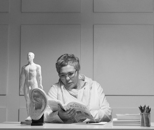 Pilar Jiménez Pradera estudiando técnicas de acupuntura